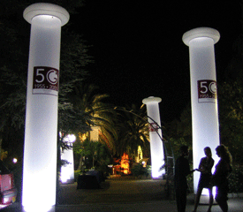 Inflatable columns with capitals